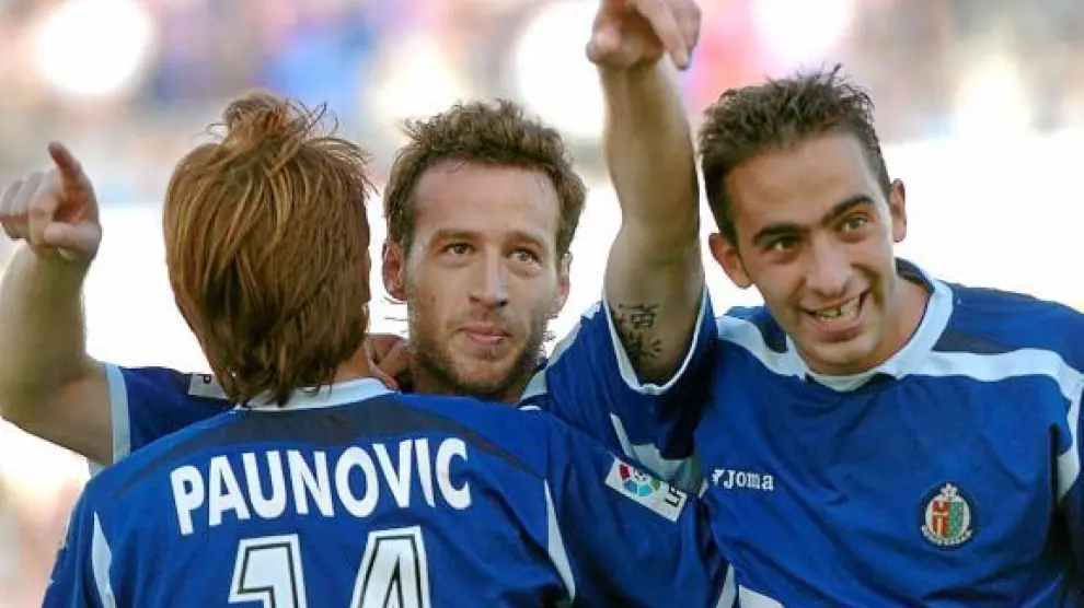 Pulido, en el centro de la imagen, tras marcarle al Zaragoza en 2005. A su izquierda, Alberto.