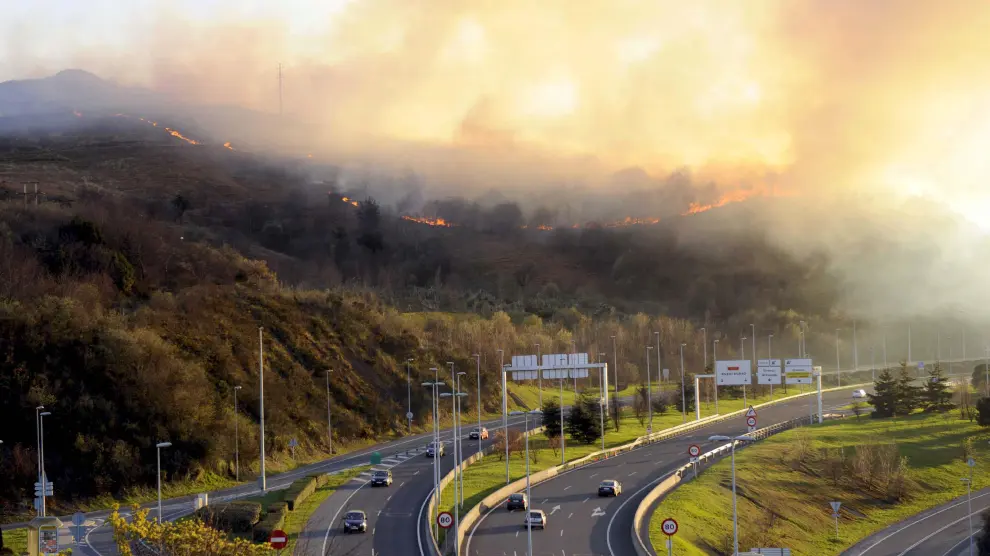 Vista del incendio en las inmediaciones de Bilbao.