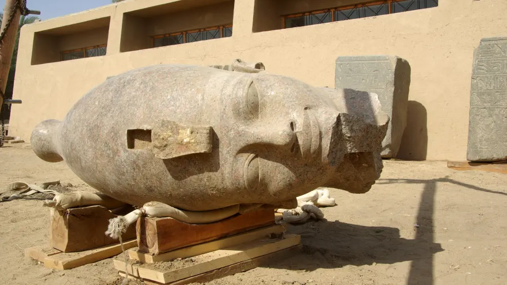 Hallada una cabeza gigante de granito del faraón Amenhotep III