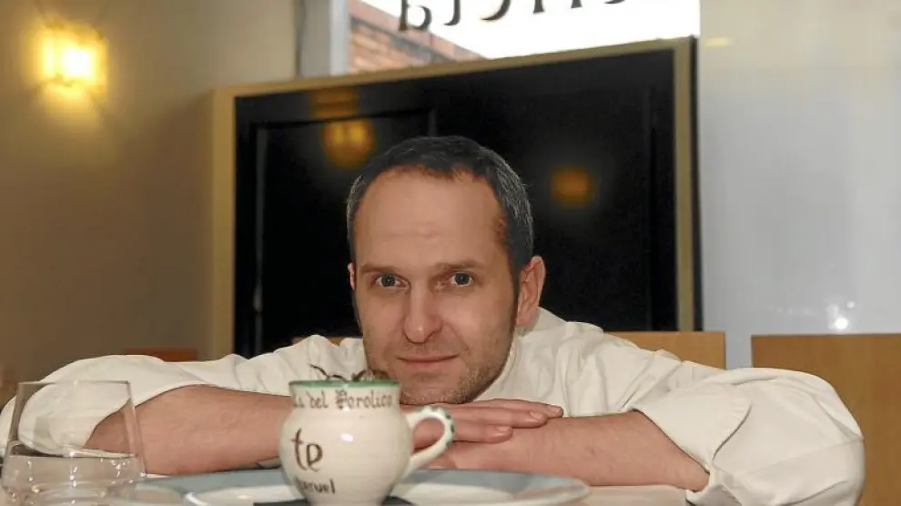Luis Estopiñán, del restaurante la Tierreta, con uno de los perolicos diseñados expresamente para servir las tapas de cuchara.