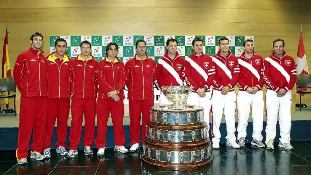 Los componentes de los equipos de España y Suiza, que hoy se enfrentan en la primera eliminatoria de la Copa Davis.