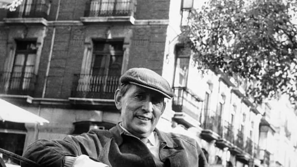 Miguel Delibes posa sentado en un banco de Valladolid