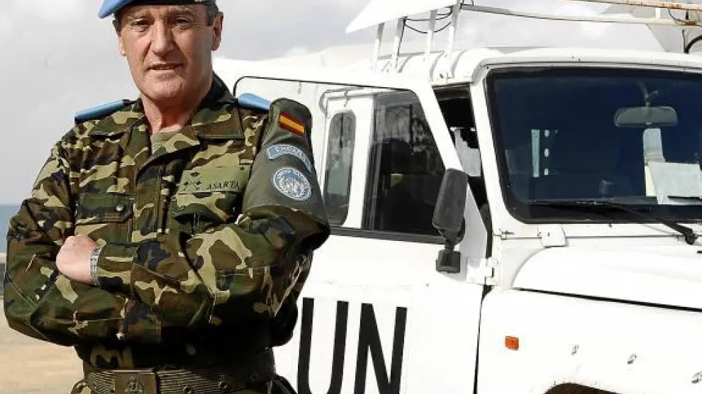 El general Asarta, tras su elección como responsable de la Finul, junto a un vehículo de la ONU