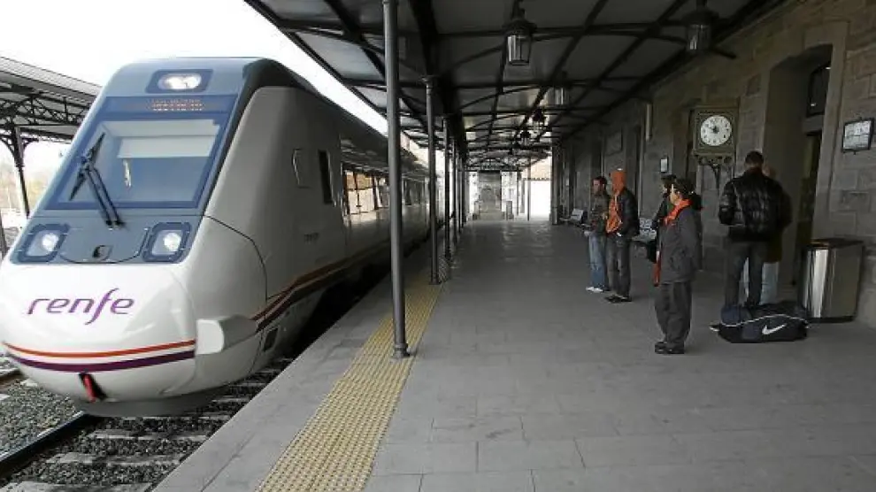 El tren directo Huesca-Teruel logra menos viajeros que el convoy que paraba en los pueblos