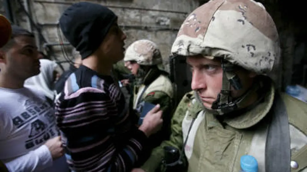 Manifestantes palestinos y policías israelíes se enfrentaron hoy en varias zonas de Jerusalén Este