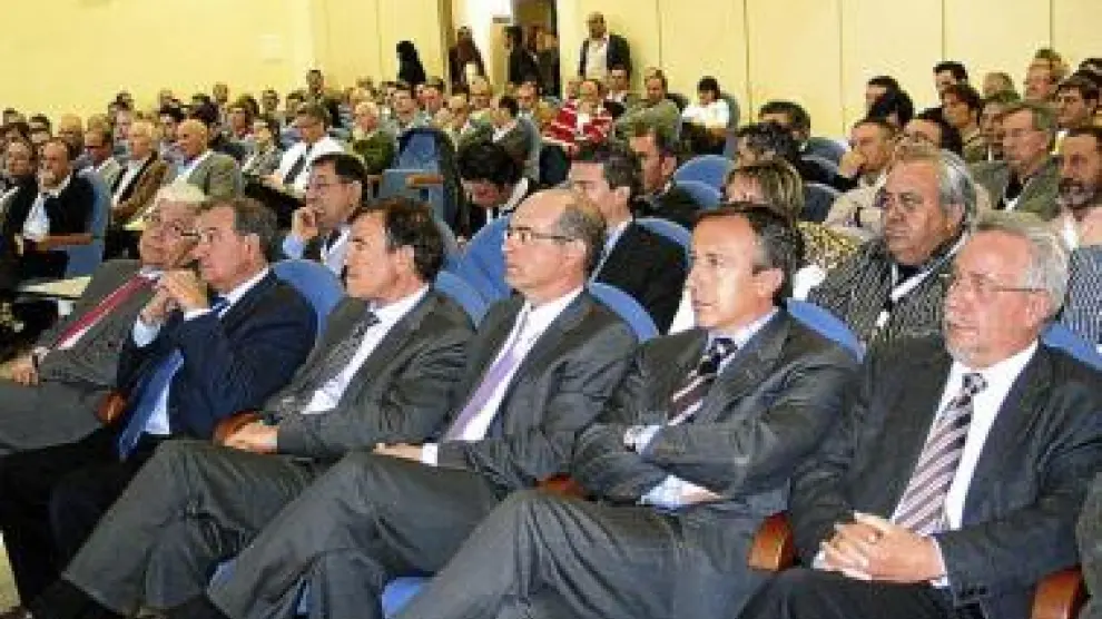 Unos 300 participantes asisten en Binéfar a la I Lonja Nacional.