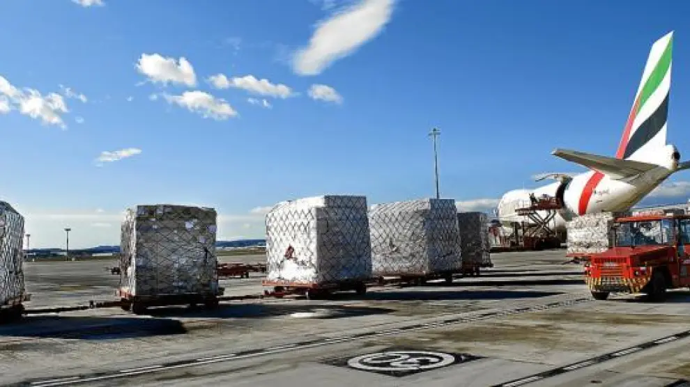 Transporte de mercancías para la exportación en el aeropuerto de Zaragoza.