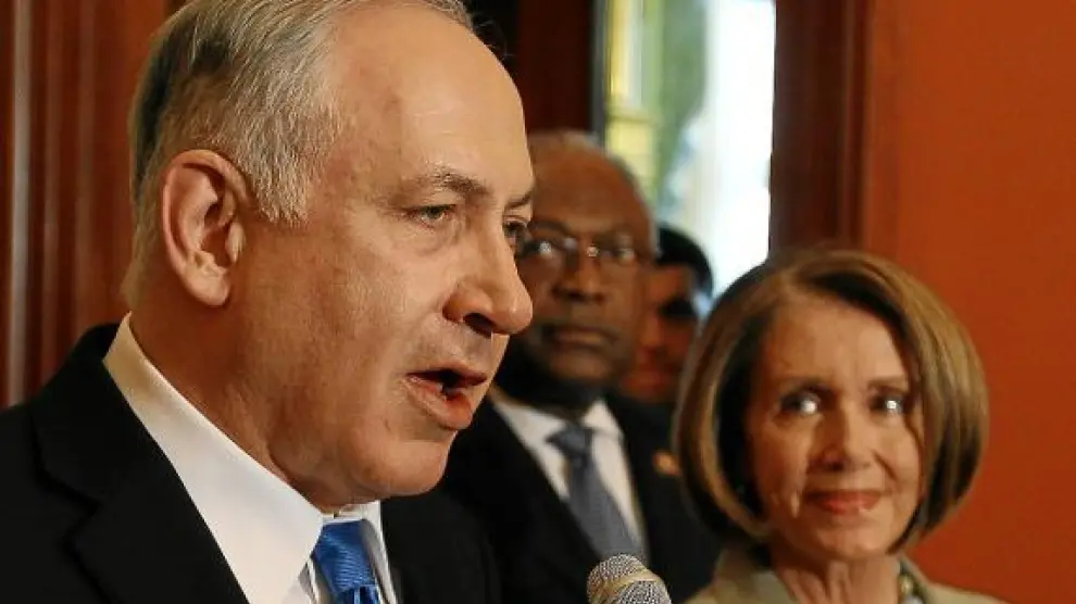 Netanyahu contesta a la prensa ante la atenta mirada de Nancy Pelosi, ayer en Washington.
