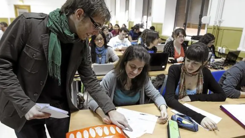 Rubén Sanz, del colectivo EDU, recogía ayer firmas en un aula de Periodismo.
