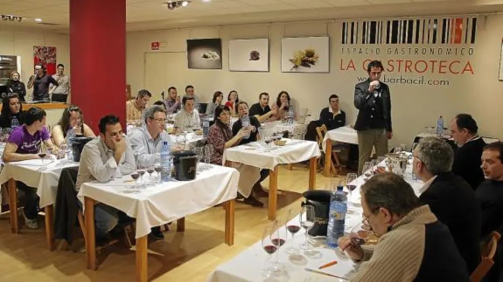 Un momento de la cata entre aficionados y profesionales del mundo del vino.