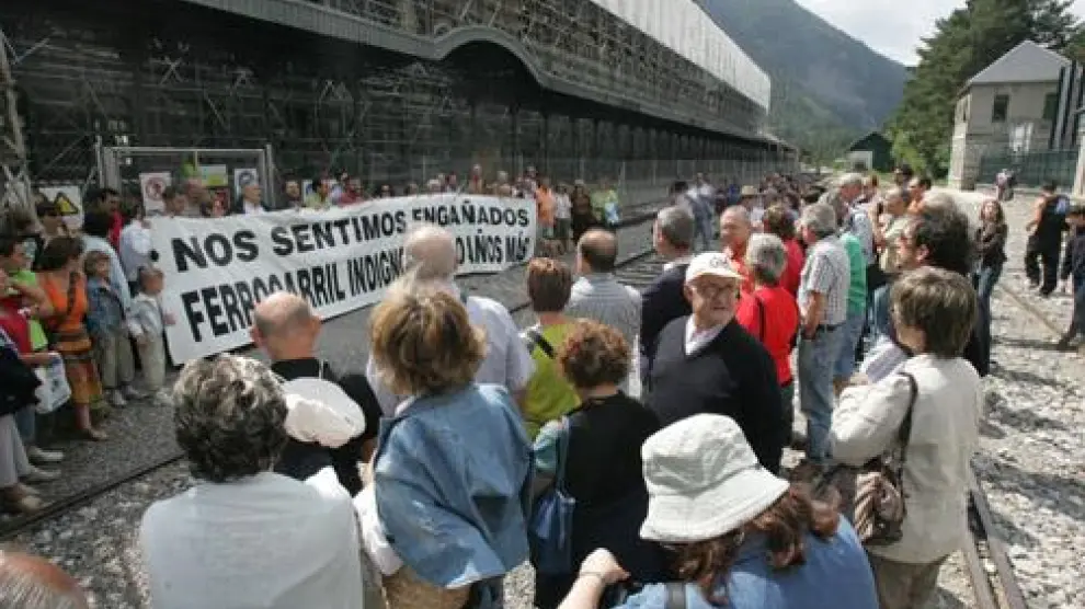 Julio de 2007. Protestas para pedir la reapertura de la línea ferroviaria