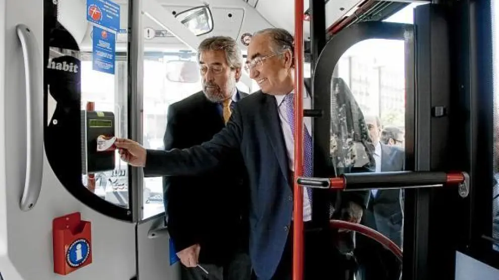 El presidente de Ibercaja, Amado Franco, prueba el dispositivo en presencia del alcalde de Zaragoza.