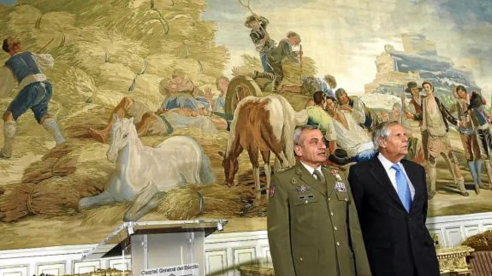 Fulgencio Coll (izda) y Yago Pico, durante la presentación de la restauración del tapiz 'La era'.