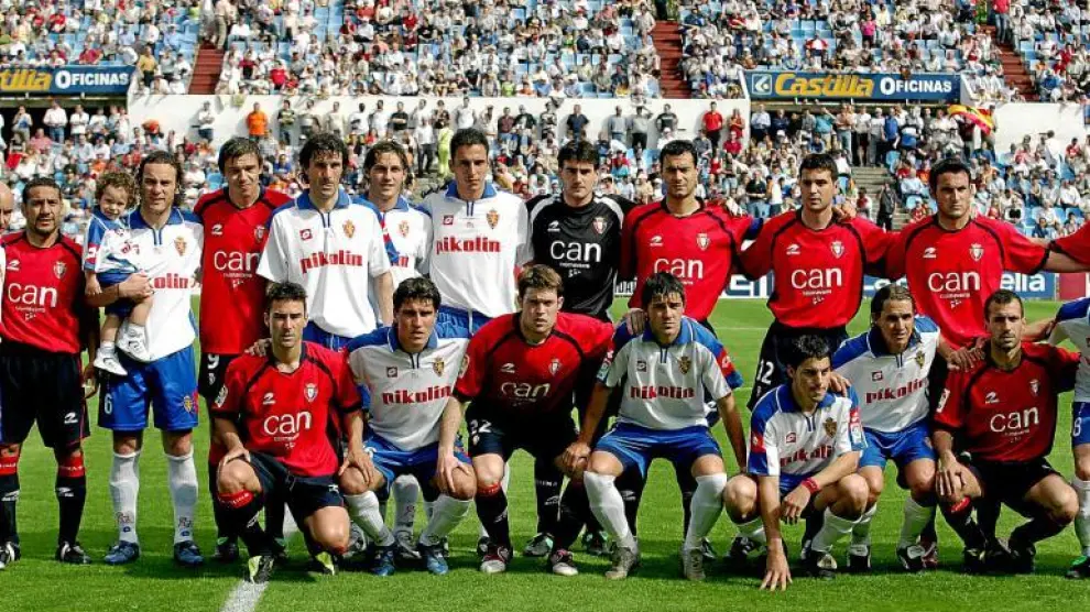 Así, juntos, posaron los jugadores del Real Zaragoza y Osasuna en el intento fallido de 2005. La división de opiniones fue manifiesta.