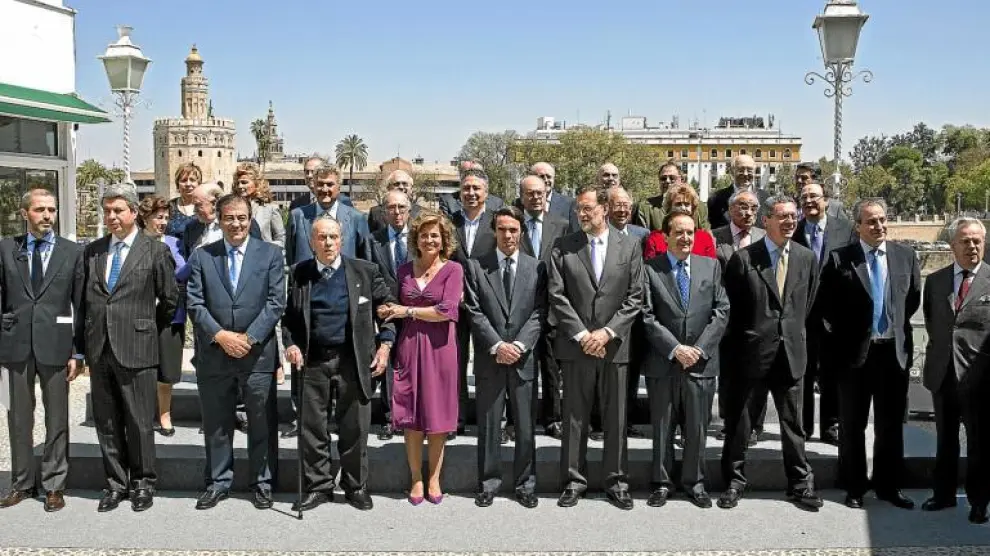 Fraga, Botella, Aznar y Rajoy -todos en el centro-, junto a los miembros de la directiva del PP de hace 20 años.