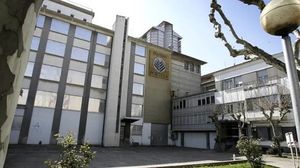 El edificio de la harinera Porta, situado en la avenida de Martínez de Velasco de Huesca.