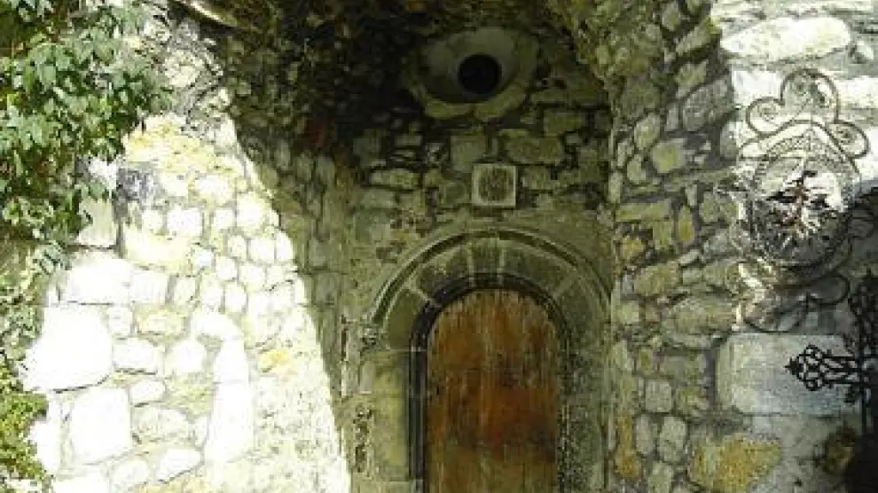 La puerta de acceso a la iglesia de San Juan Bautista.