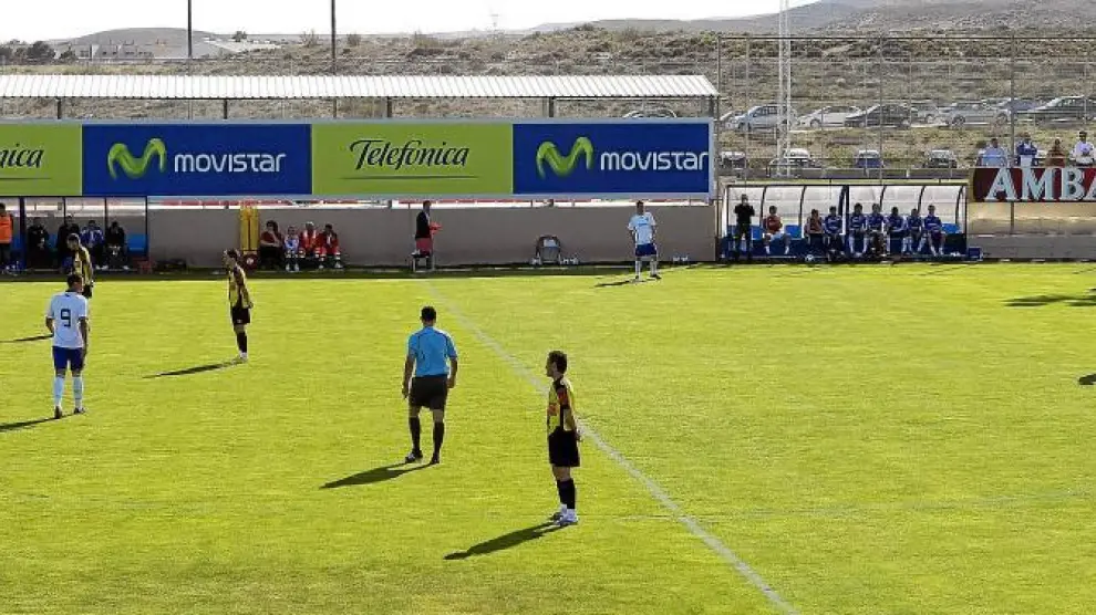 Los jugadores de La Muela hicieron un plante el sábado al comienzo de su encuentro en la Ciudad Deportiva frente al Real Zaragoza.