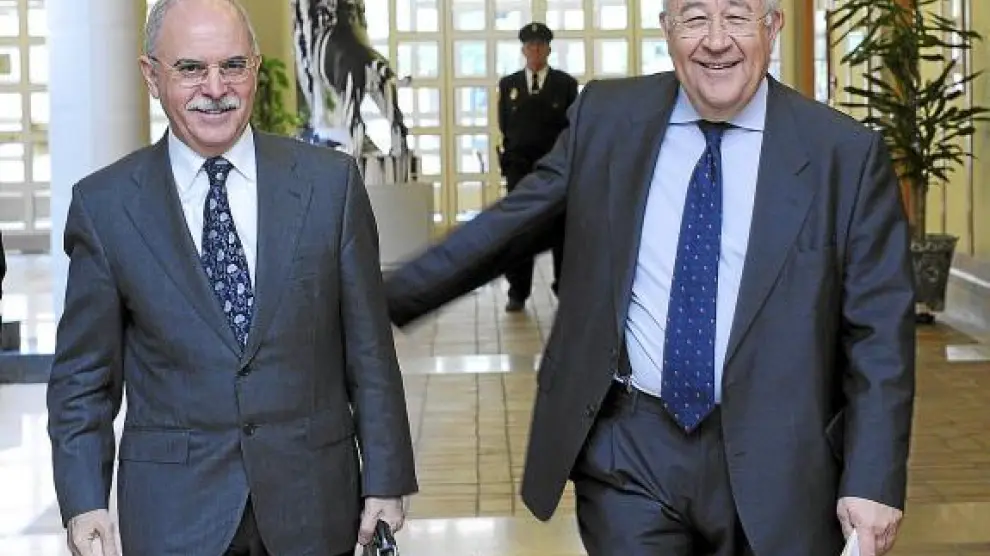 El consejero Alberto Larraz y el vicepresidente José Ángel Biel a su llegada ayer a la rueda de prensa.