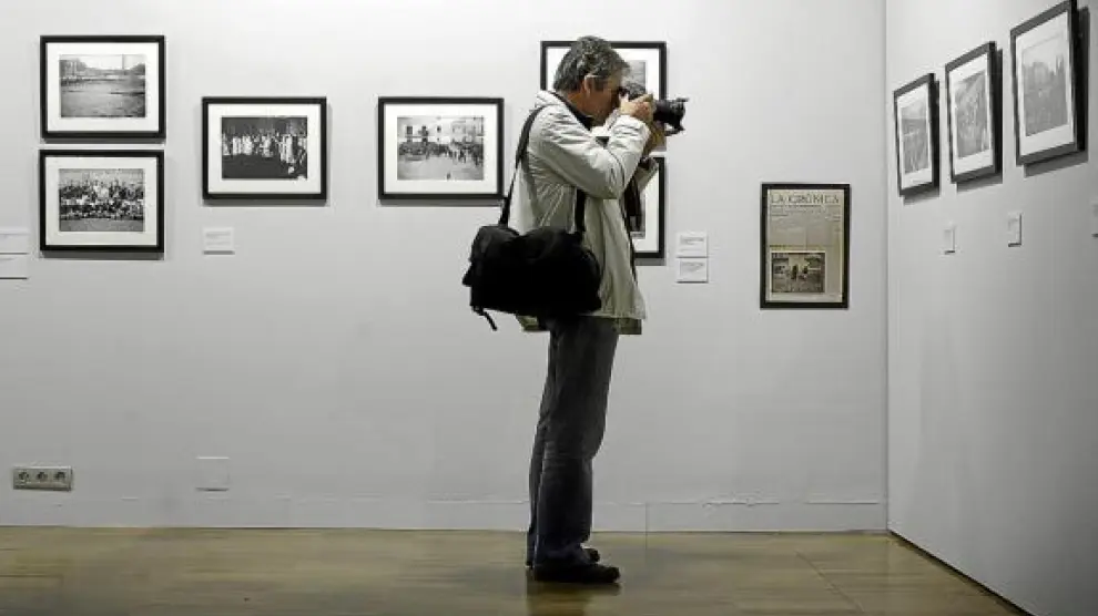 Un fotógrafo en la exposición 'Luis Gandú Mercadal. Una crónica visual' en el Paraninfo.