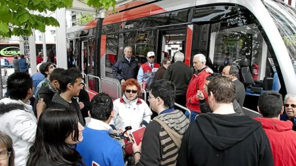 Cientos de ciudadanos visitaron la maqueta del tranvía Urbos 3 situado en la plaza de España.