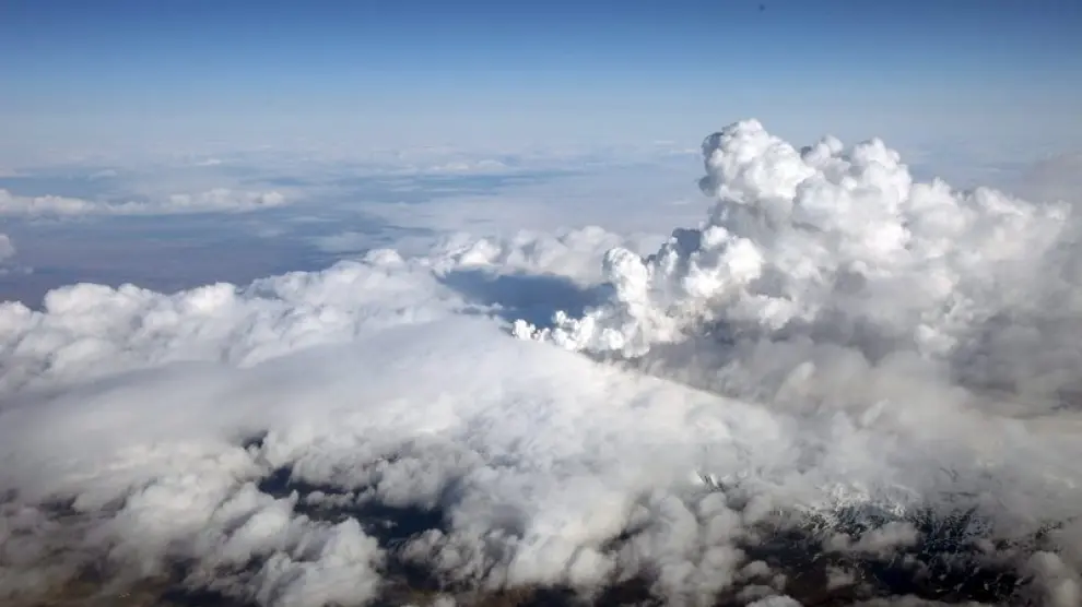Nubes de ceniza lanzadas por un volcán islandés.