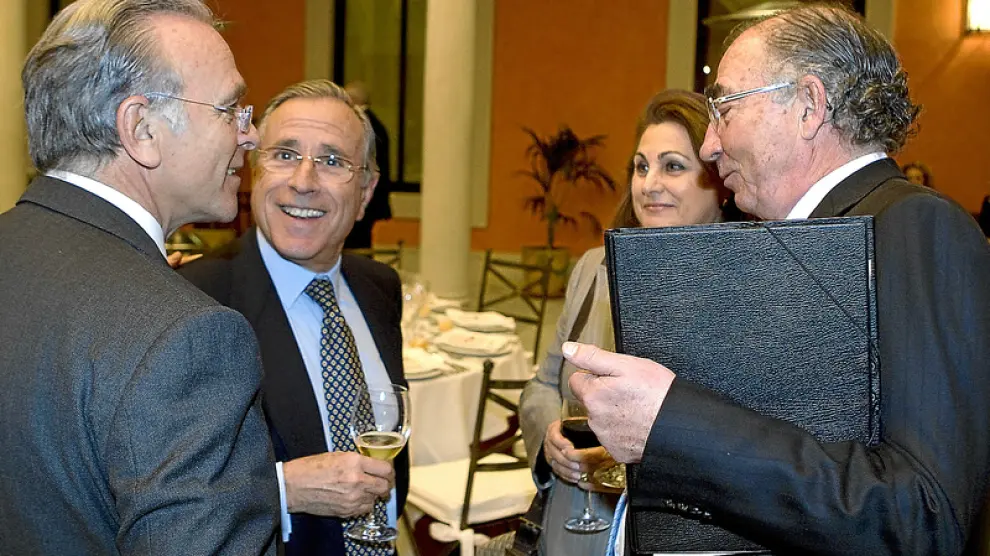 Fainé (izquierda) y Franco (derecha) conversan con el presidente de la Caja de Ahorros de Baleares.