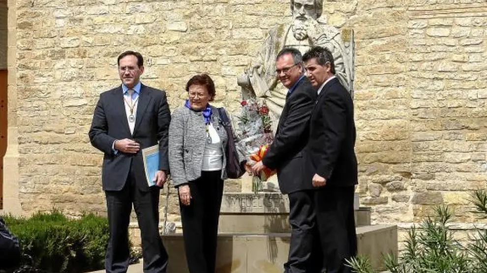 Ofrenda de flores en el monumento a Miguel Servet por parte de los conferenciantes.