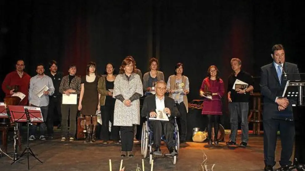 Foto de familia de los ganadores de Espiello 2010, con Ángel Gari en primer plano.