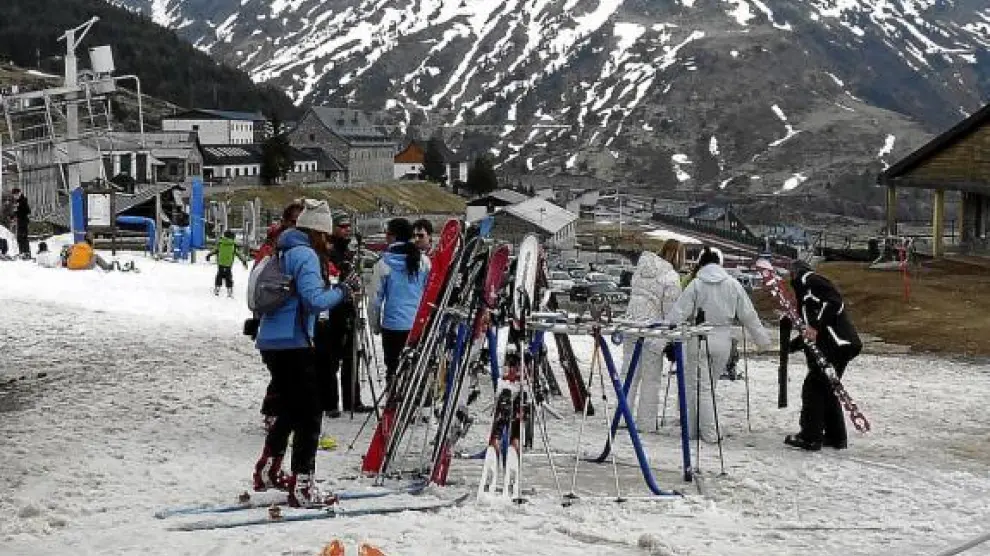 Las nubes acompañaron a los esquiadores en Candanchú, que ayer cerró la temporada.