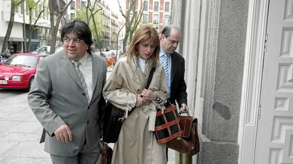 El abogado José Luis Mazón (a la izquierda), ayer a su llegada al Tribunal Supremo.