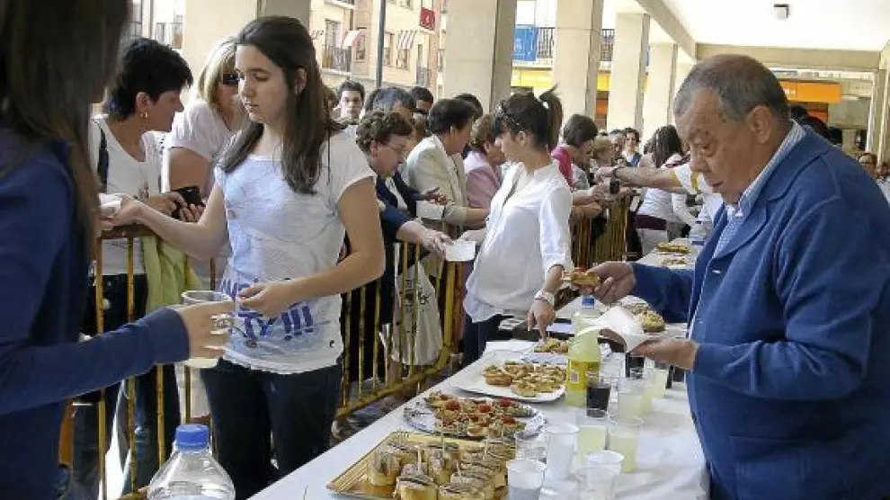 El concurso de tapas congregó ayer a cientos de personas en la plaza de España de Tauste.