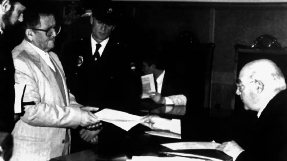 Antonio Izquierdo, en 1994, recogiendo la sentencia por los crímenes de Puerto Hurraco.