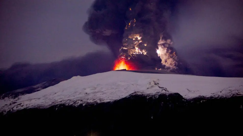 El volcán islandés Eyjafjalla, en erupción