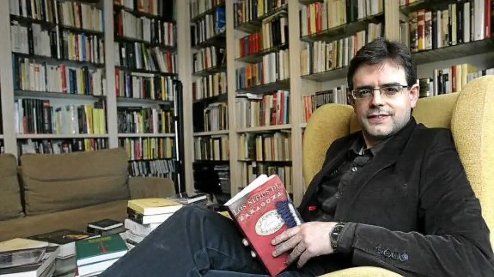 Pedro Rújula en su casa con un libro de la Guerra de Independencia entre las manos.