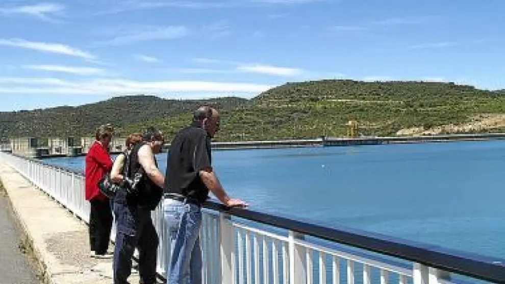 Visitantes en la presa de El Grado.