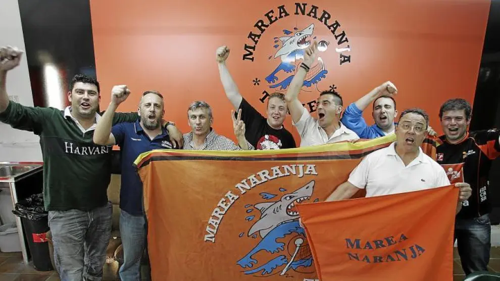 Miembros de las peñas Los Cansinos y Marea Naranja calientan motores para afrontar un partido que puede ser decisivo.