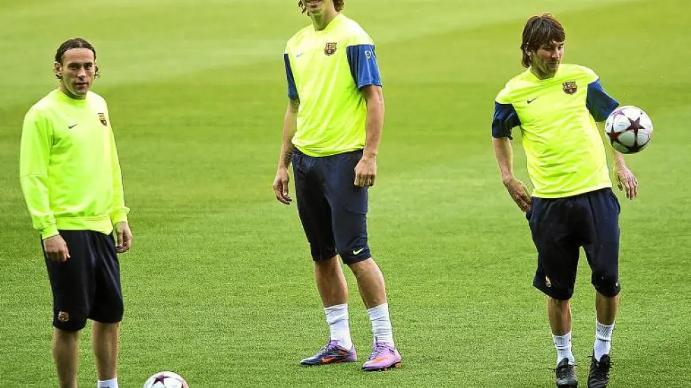Gaby Milito, Ibrahimovic y Messi, durante un entrenamiento del Barcelona.
