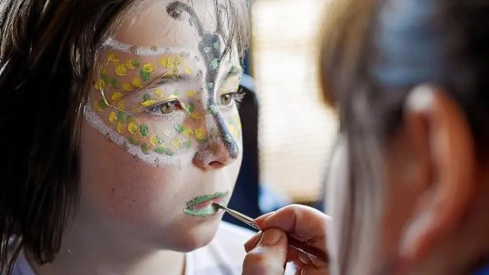 La joven Lucía Camacho, de ocho años, se deja pintar en el taller de maquillaje.
