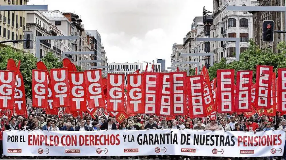 La cabeza de la manifestación sindical de ayer en Zaragoza.