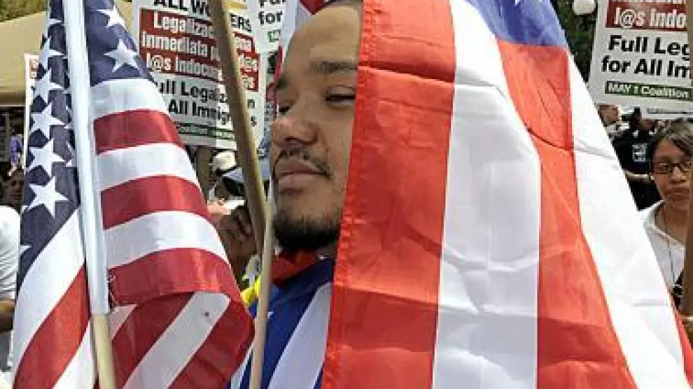 Luis Salgado protesta contra la Ley Arizona ayer, en Nueva York.