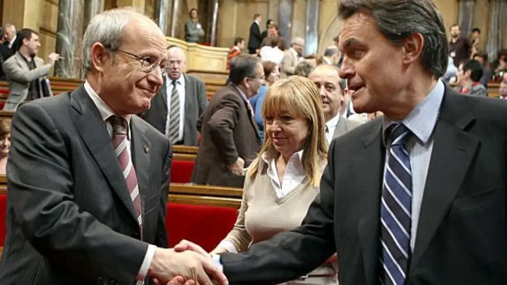 Montilla y Mas se saludan, el jueves, en la sede del Parlamento catalán.