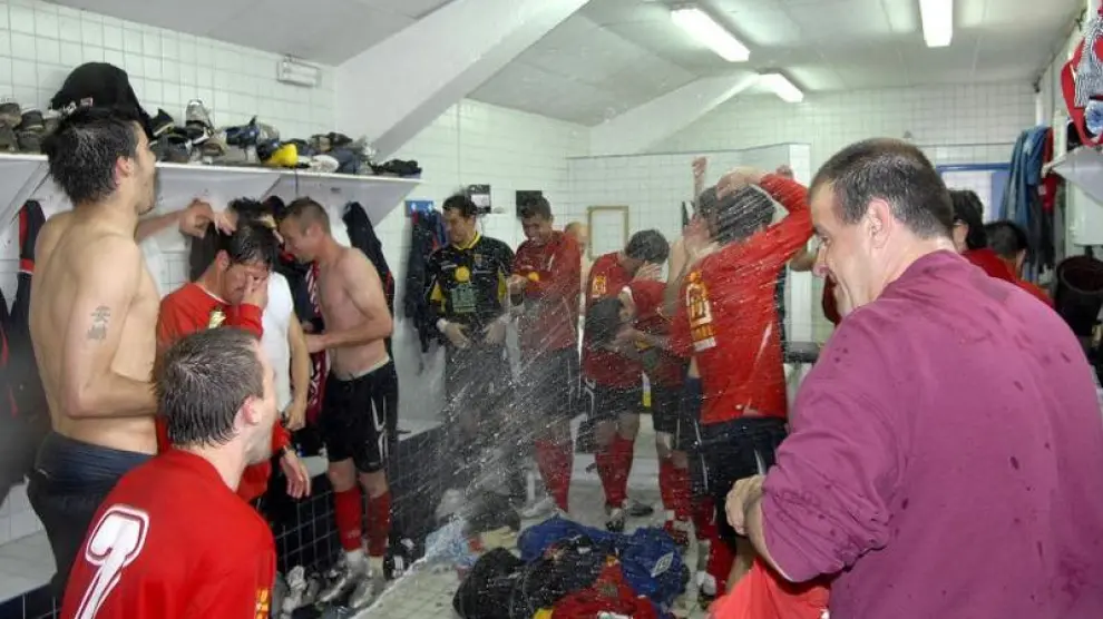 Los jugadores del Teruel celebran la conquista del título, en los vestuarios del campo de Pinilla.