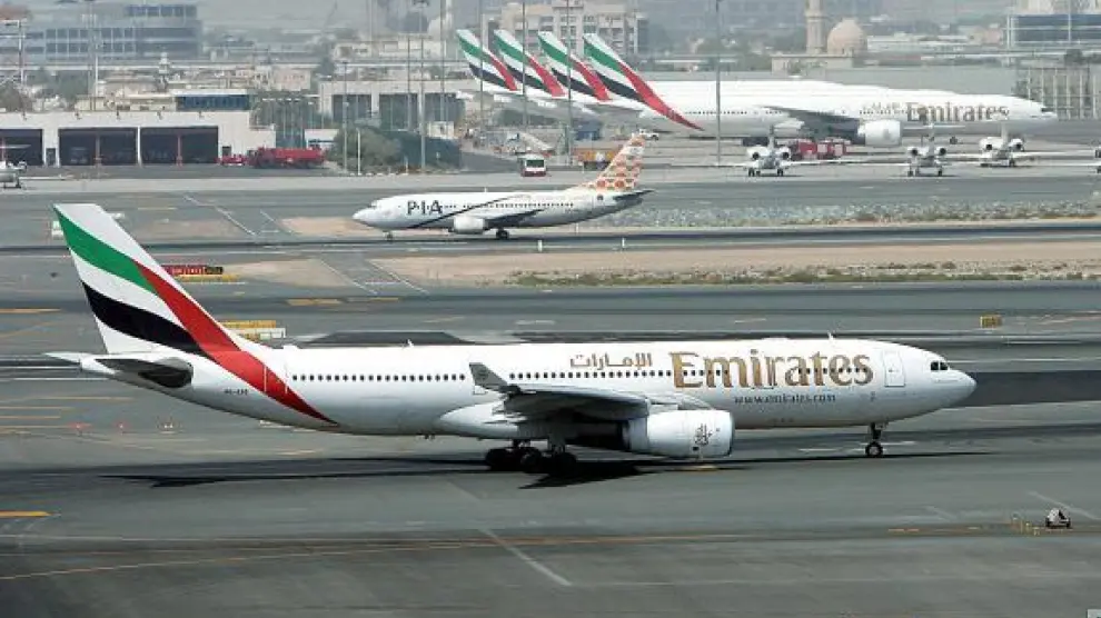 Aviones de pasajeros de Emirates en las pistas del aeropuerto internacional de Dubai.