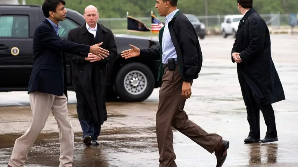 Barack Obama saluda al gobernador de Luisiana, Bobby Jindal, ayer a su llegada al aeropuerto de Nueva Orleans.