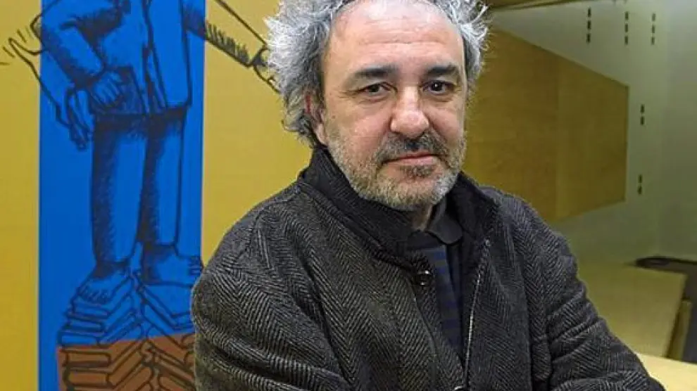 Jorge Gay posa ante el cartel que ha diseñado para la Feria del Libro de Madrid, que se presentó ayer.