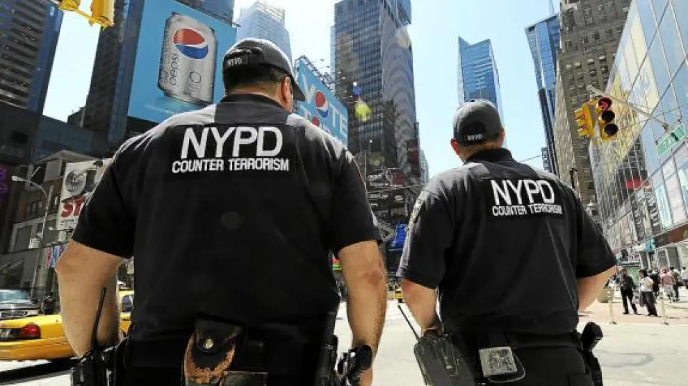 Dos agentes de la Policía de Nueva York patrullan en Times Square, ayer.