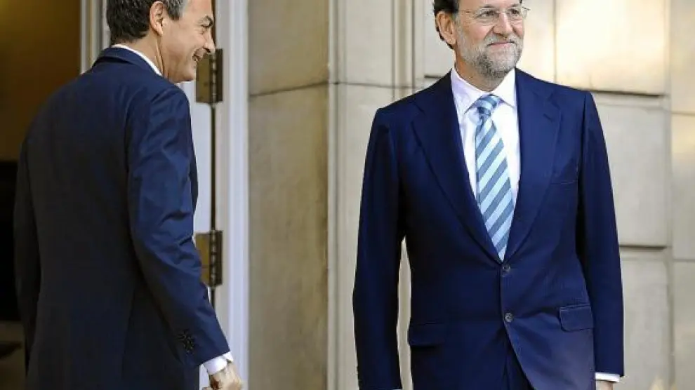 José Luis Rodríguez Zapatero y Mariano Rajoy, en las escaleras de acceso a La Moncloa.