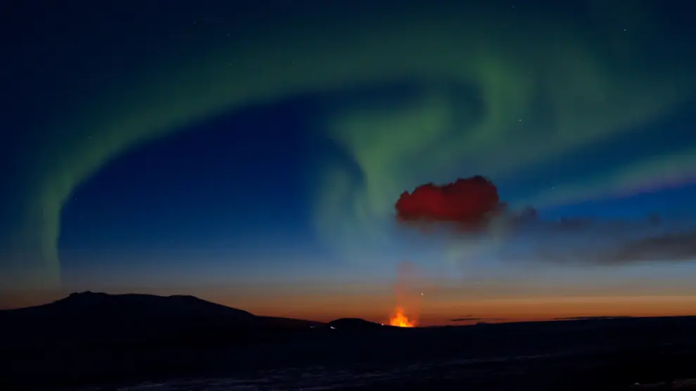 Aurora boreal sobre el volcán Eyjafjallajökull, durante las erupciones