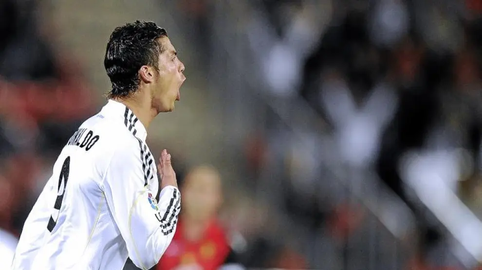 Cristiano Ronaldo celebra uno de los goles que anotó ayer en el Ono Estadi.